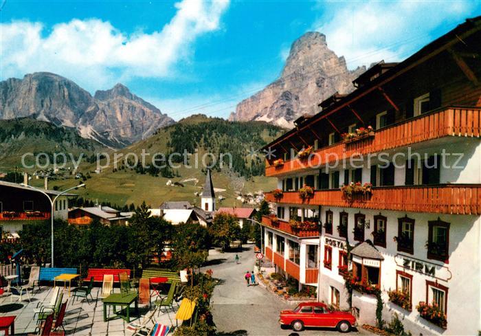 Corvara Pustertal Suedtirol Ortsansicht mit Kirche Restaurant Terrasse Dolomiten
