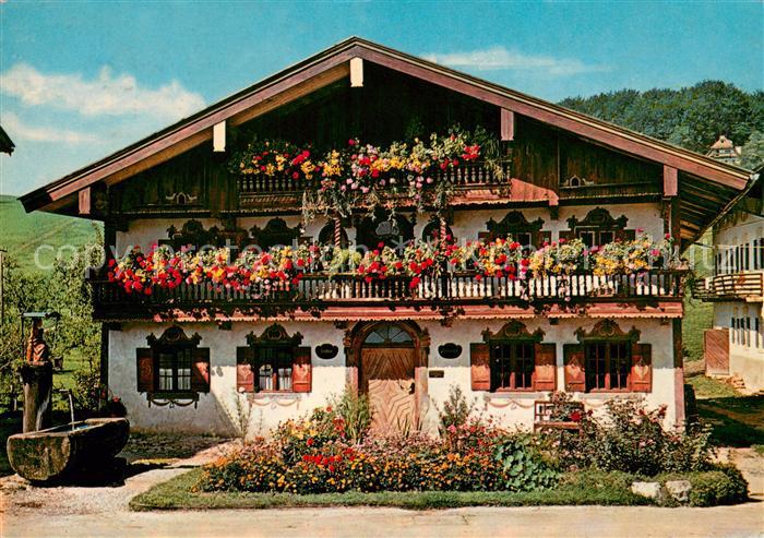 Toerwang Altes Schusterhaeusl mit Dorfbrunnen
