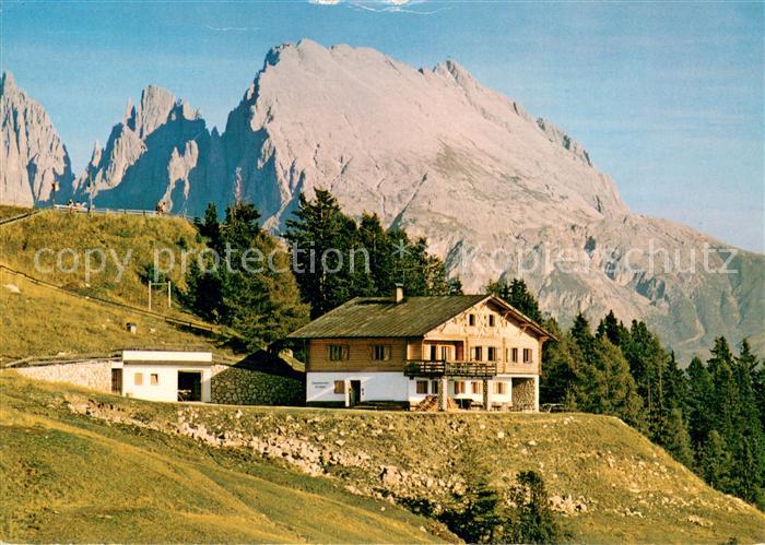 Schlerngebiet AVS Schutzhuette mit Plattkofel Dolomiten