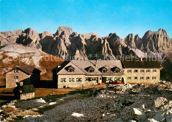 Voels Schlern Suedtirol Schlernhaeuser gegen den Rosengarten Dolomiten