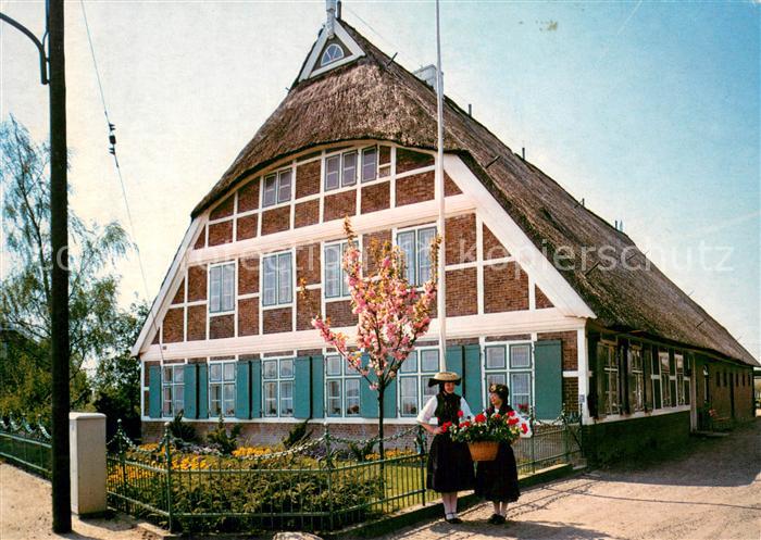 Kirchwerder Haus Reimers mit Vierlaenderinnen in Trachten