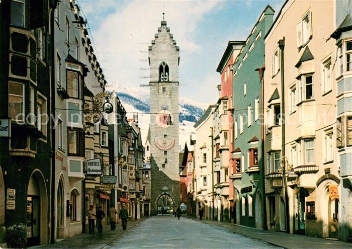 Sterzing Suedtirol Die Neustadt mit Zwoelferturm Zinnengiebel