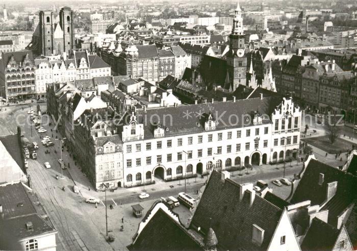 Wroclaw Widok ogolny na pierwszym planie Sukiennice