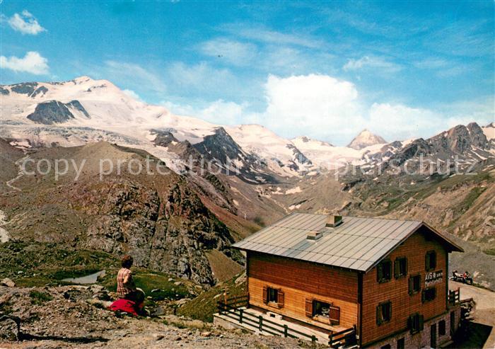 Martell Martellerhuette mit Zufallspitze und Koenigspitze Martelltal Ortleralpen