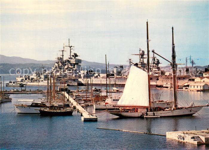 Toulon Var Yachts de plaisance cotoyant les batiments de la Marine Nationale