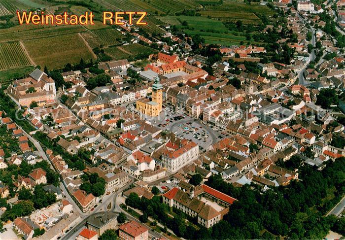 Retz Stadtzentrum mit historischen Bauwerken und historischen Weinkellern Fliege