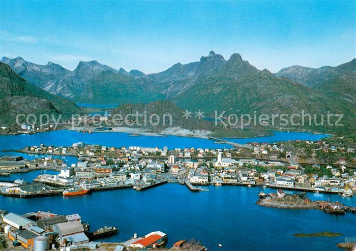 Svolvær Utsikt over byen omgitt av sine karakteristiske fjellformasjoner