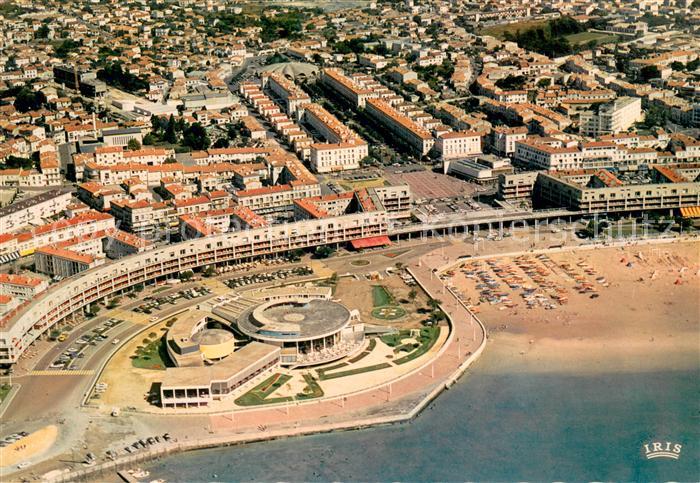 Royan 17 Vue aerienne Le Casino et le Front de Mer au centre Le Boulevard Briand