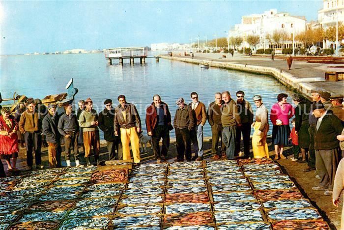 Rosas Costa Brava Cataluna preparando la subasta de pescado En preparant la vent