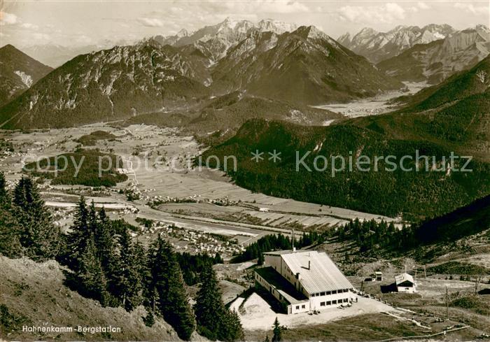 Reutte Tirol Hahnenkamm Bergstation der Reuttener Bergbahn mit Zugspitze und Mie