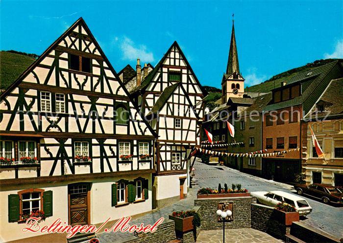 Zeltingen Mosel Marktplatz Altstadt Fachwerkhaeuser Blick zur Kirche