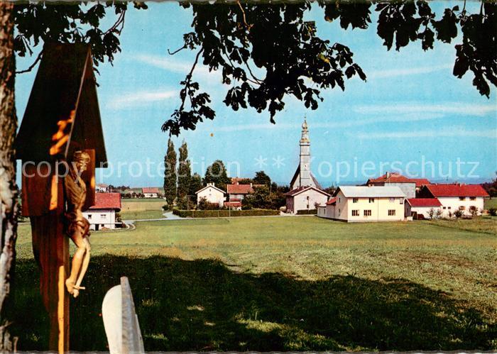 Kirchstein Inri Kreuz Blick zum Ort mit Kirche
