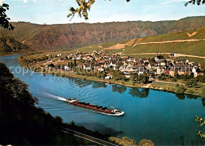 Mesenich Cochem Panorama Blick ueber die Mosel Binnenschifffahrt