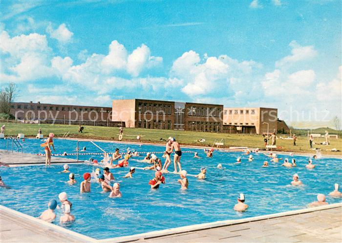 Hennstedt Dithmarschen Schwimmbad mit Dorfgemeinschaftsschule