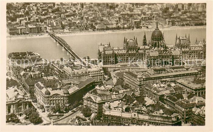 Budapest Dunai latkep Stadtbild mit Blick ueber die Donau Fliegeraufnahme