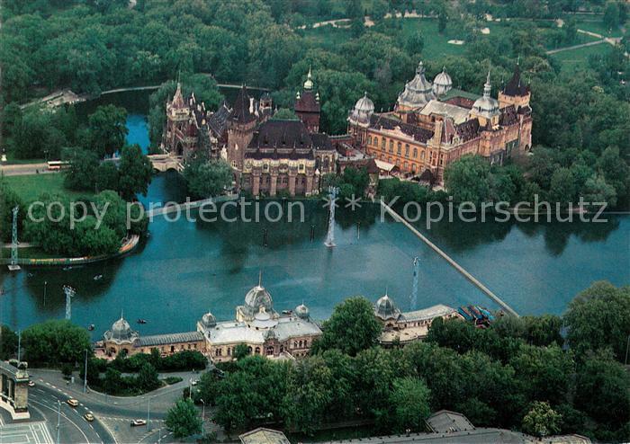 Budapest Stadtwaeldchen mit Schloss City Park Fliegeraufnahme