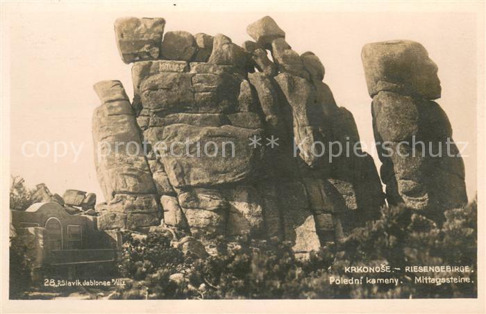 Jablonec nad Nisou Mittagssteine mit der steinernen Ruhebank im Riesengebirge