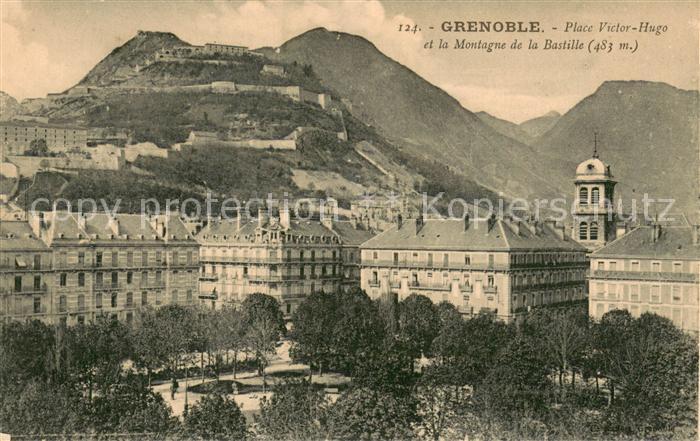 Grenoble Place Victor Hugo et la Montagne de la Bastille