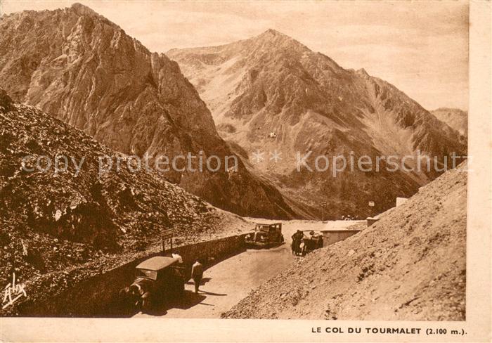 Col du Tourmalet La tranchee de la route automobile qui fait communiquer la vall