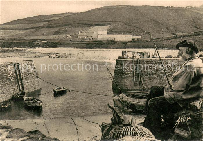 Saint-Germain-des-Vaux Le petit port Racine dans l'anse Saint Martin