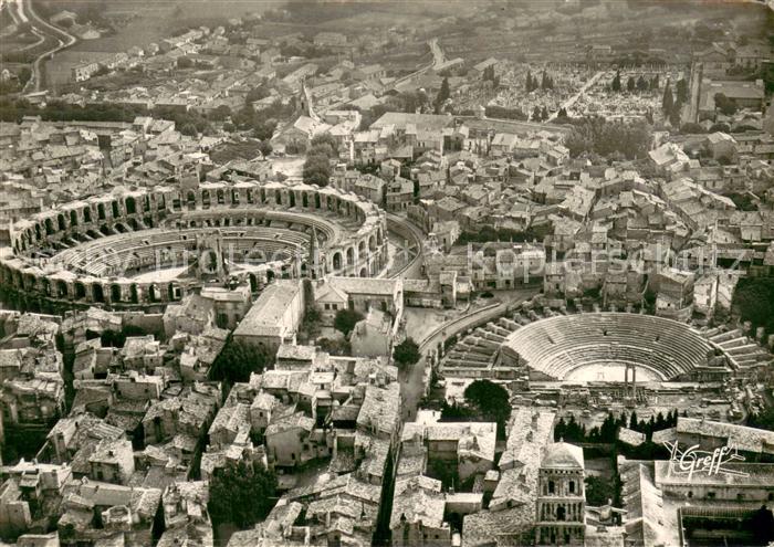 Arles Bouches-du-Rhone Les arènes et le théâtre antique vue aérienne
