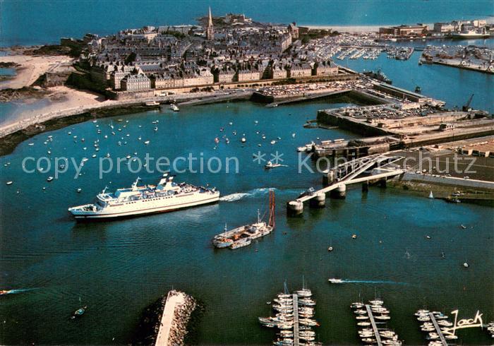 Saint-Malo 35 Car ferry l'Armorique devant la cité corsaire vue aérienne