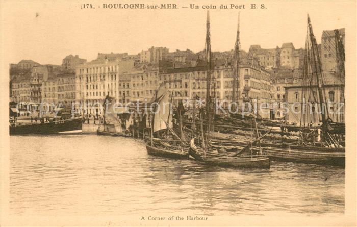 Boulogne-sur-Mer 62 Un coin du port barques de pêche