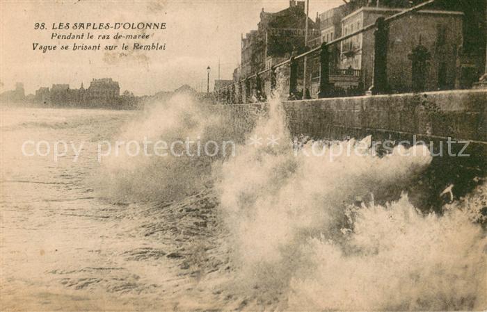 Les Sables-d Olonne Pendant le raz de marée vague se brisant sur le remblai
