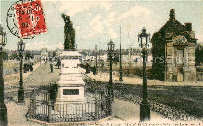 Orleans Loiret Statue de Jeanne d Arc et perspective du pont sur la Loire