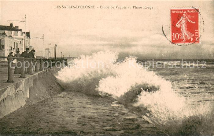 Les Sables-d Olonne Etude de Vagues au Phare Rouge