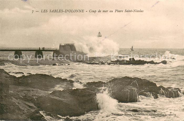 Les Sables-d Olonne Coup de mer au Phare Saint Nicolas