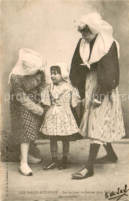 Les Sables-d Olonne Sur le Quai de Guinde trois Sablaises deambulalent