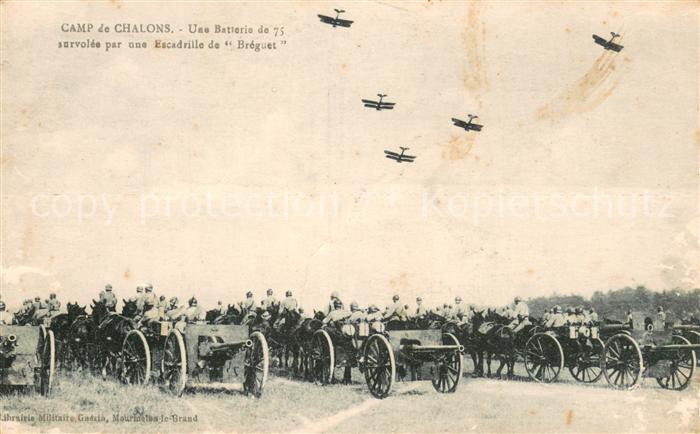 Camp de Chalons Une Batterie de 75 survolee par une Escadrille de Breguet
