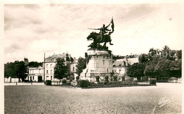 Chinon Indre et Loire Statue de Jeanne d`Arc