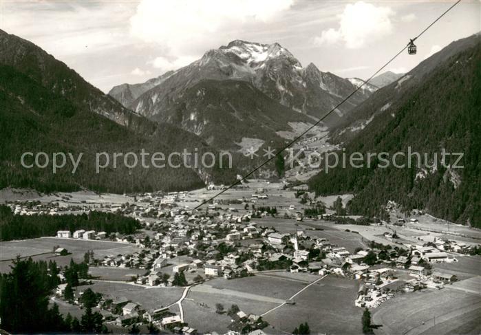 Mayrhofen Zillertal Fliegeraufnahme mit Gruenberg und Penkenbahn