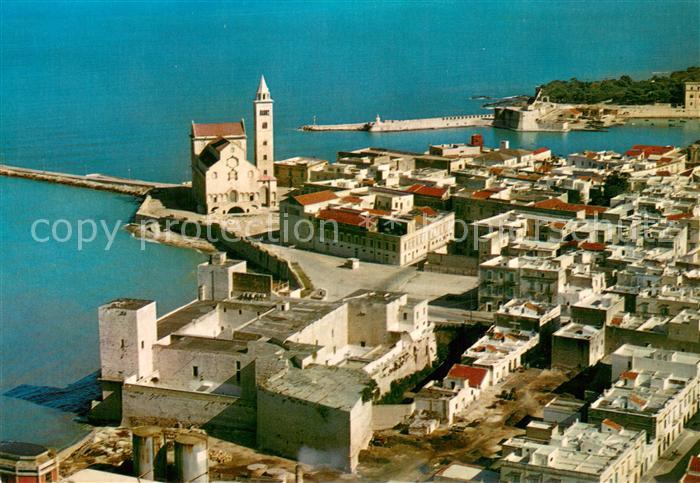 Trani Il Castello Svevo et la cattedrale veduta aerea