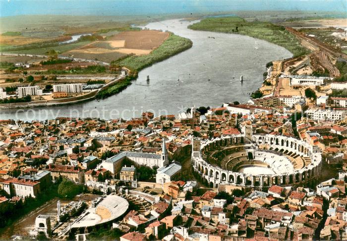 Arles Bouches-du-Rhone La ville et l'Arènes d Arles vue aérienne