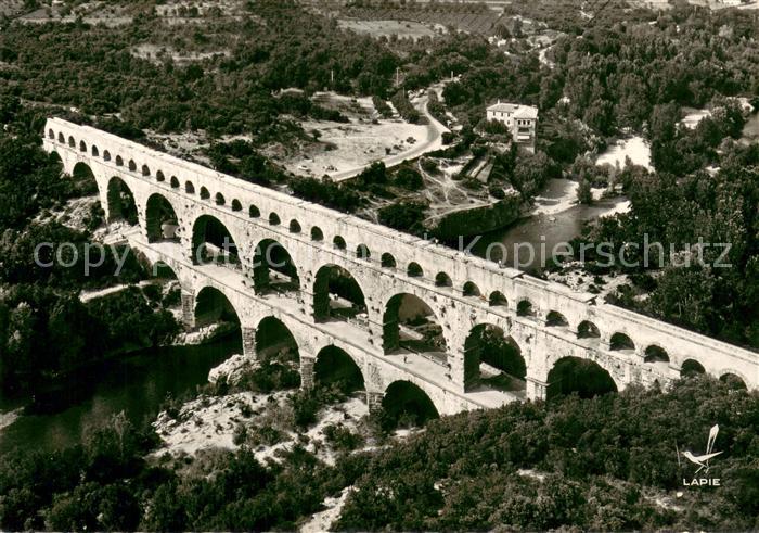 Pont-du-Gard Aqueduc Romain sur le Gard vue aérienne