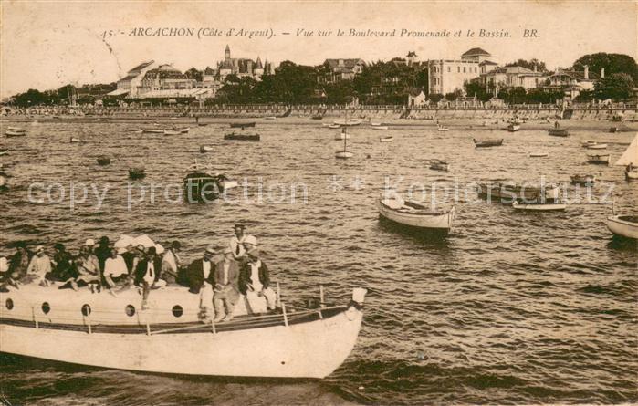 Arcachon 33 Vue sur le Boulevard Promenade et le Bassin