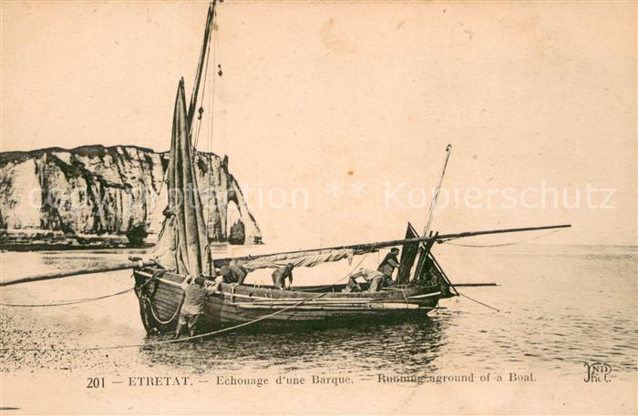 Etretat Echouage d`une Barque