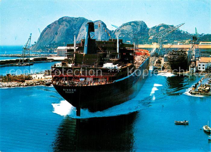 La Ciotat Lancement de bateau dans les chantiers de la CNC