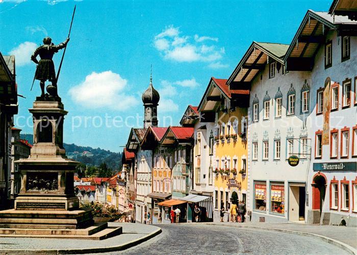 Bad Toelz Altstadt mit Marktstrasse und Denkmal