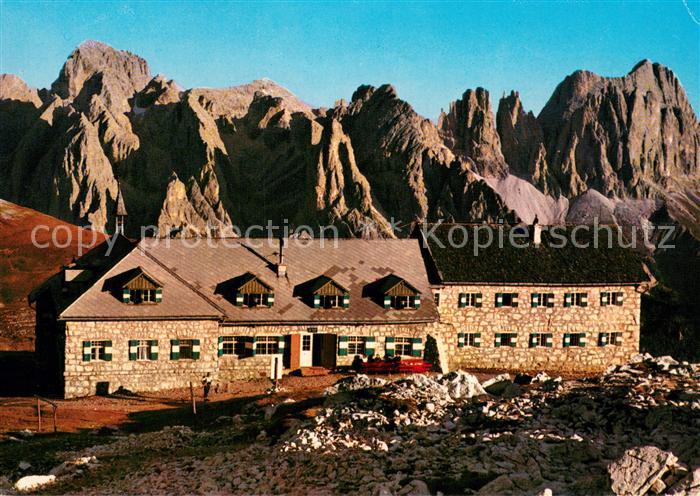 Voels Schlern Suedtirol Schlernhaeuser mit Rosengarten