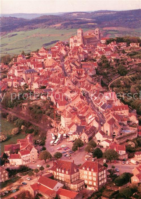 Vezelay Basilique Sainte Madeleine XIIe siècle et le village vur aérienne