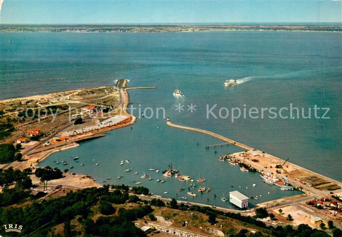 Pointe de Grave Le port et au fond Royan vue aérienne