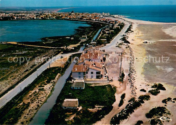 Les Saintes-Maries-de-la-Mer La plage et l'étang vue aérienne