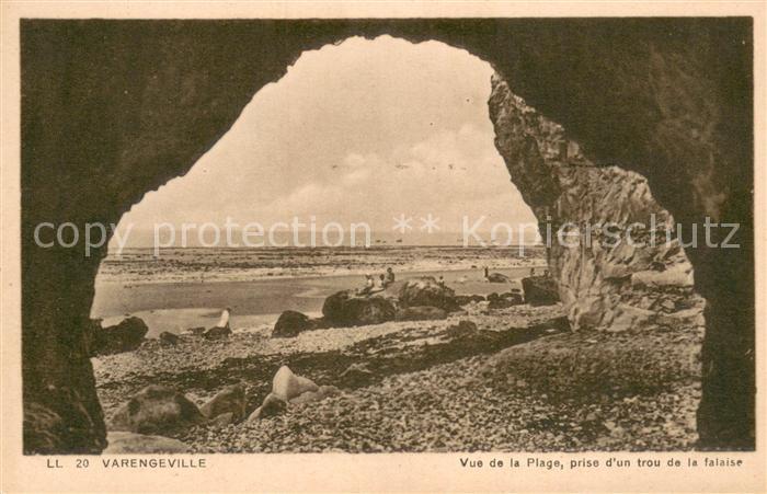 Varengeville-sur-Mer Vue de la plage prise d un trou de la falaise