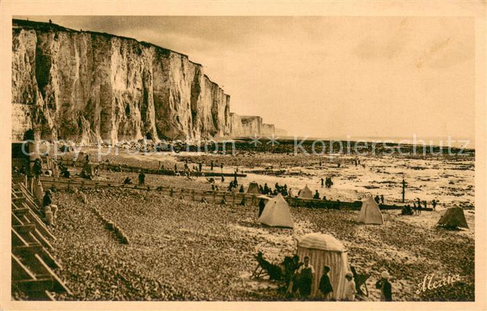 Le Treport 76 Plage d Ault a marée basse et les falaises vers mers
