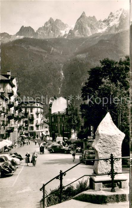 Chamonix Place de l'Eglise et les aiguilles Alpes