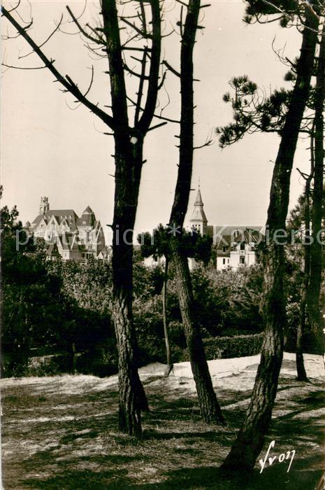 Le Touquet-Paris-Plage Hôtel de Ville Eglise vus a travers les pins